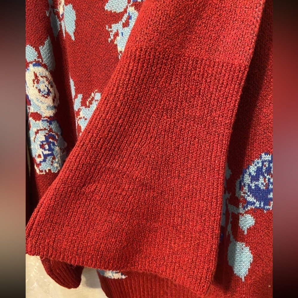 Pioneer women sweater with bell sleeves. New with tags on it. Pet friendly home